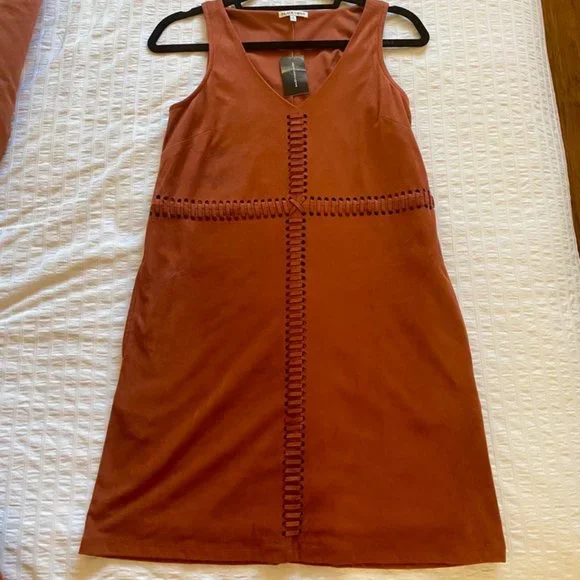 Black Swan velvet mini dress in rust (with pockets!) - Picture 2 of 4